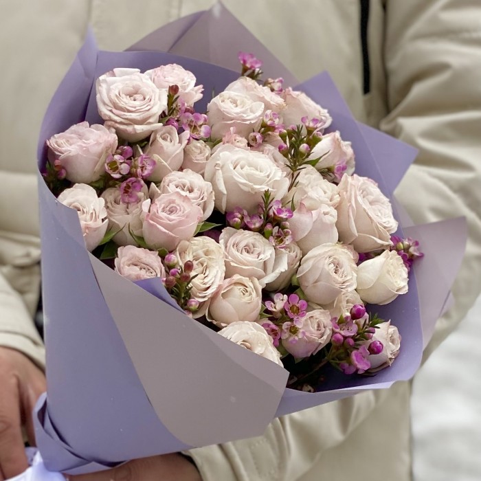 9 кустовых розовых роз Ангел Бомбастик с шамелациумом